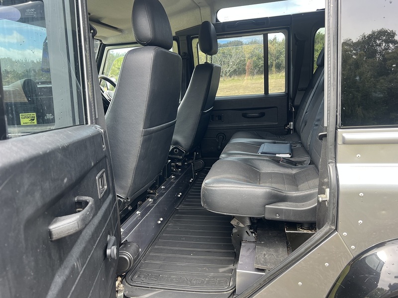 Land Rover Defender 110  - U11326