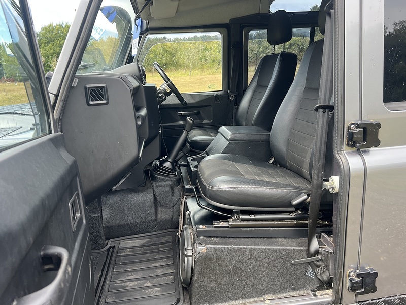 Land Rover Defender 110  - U11326
