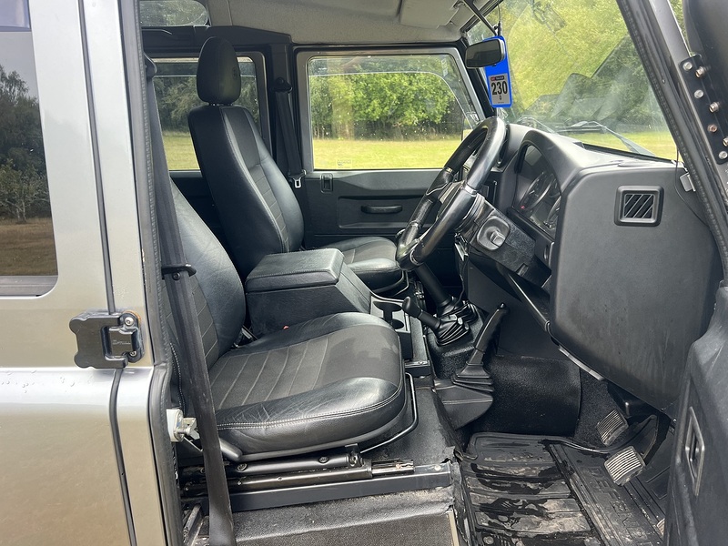 Land Rover Defender 110  - U11326