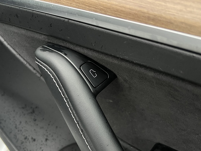 Tesla Model 3  - U11382