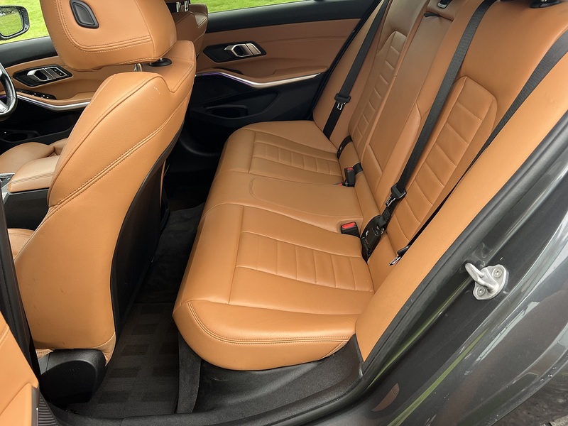 BMW 3 Series 330e M Sport - U11383