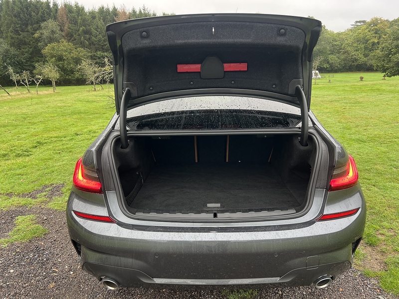 BMW 3 Series 330e M Sport - U11383