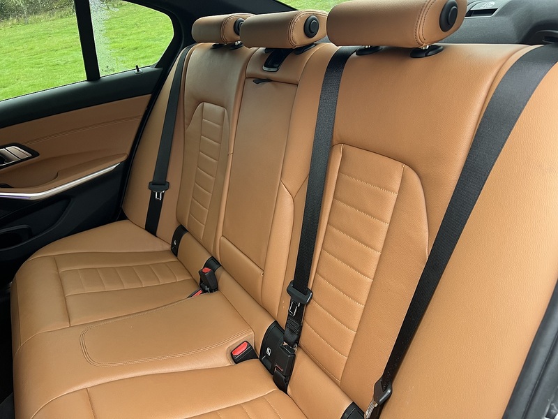 BMW 3 Series 330e M Sport - U11383