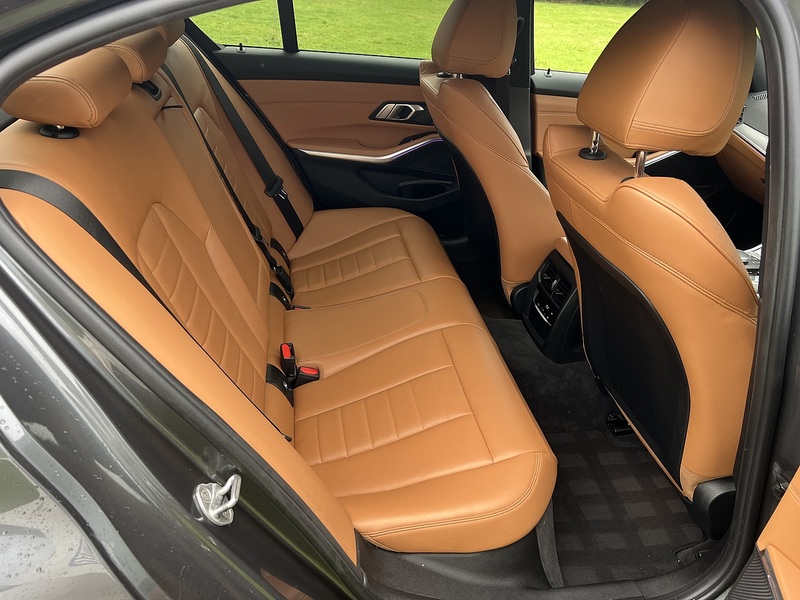 BMW 3 Series 330e M Sport - U11383