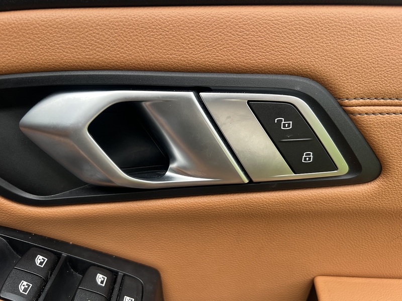 BMW 3 Series 330e M Sport - U11383