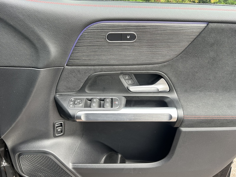 Mercedes-Benz EQB EQB 350 AMG Line - U11405