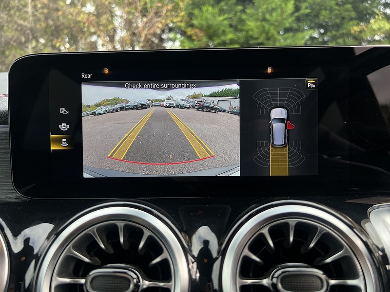 Mercedes-Benz EQB EQB 350 AMG Line - U11405