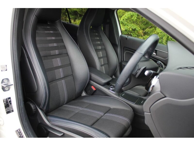 Mercedes-Benz GLA GLA180 Urban Edition - U11451