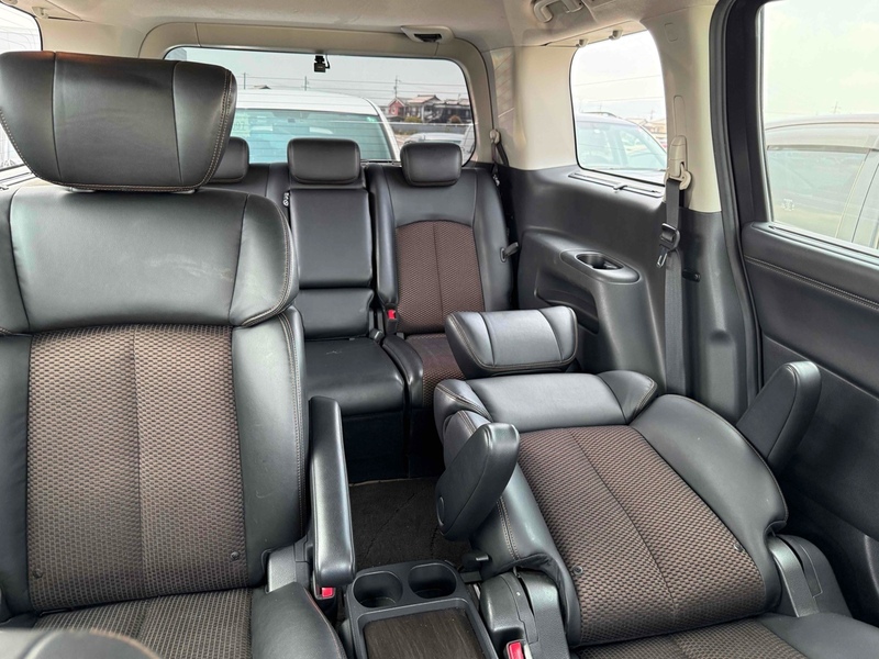 Nissan Elgrand 250 Highway Star 7 Seat - U11470