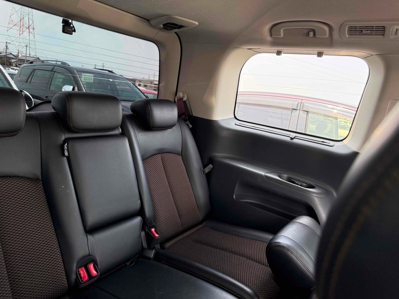 Nissan Elgrand 250 Highway Star 7 Seat - U11470