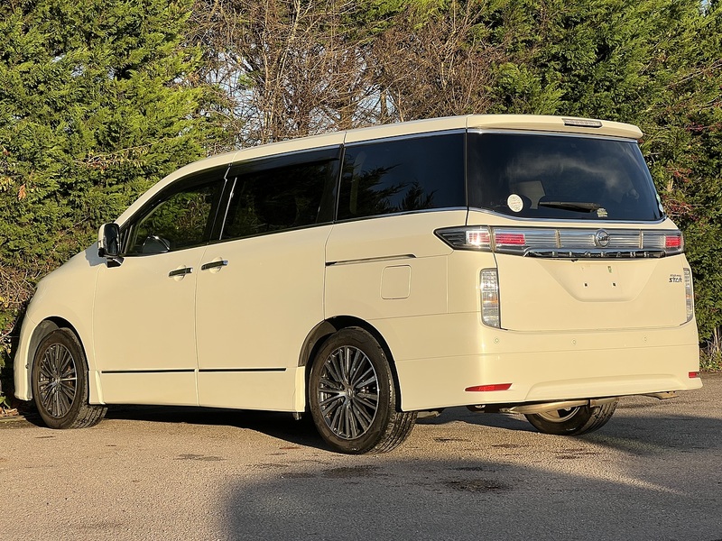 Nissan Elgrand 350 Highway Star - U11472