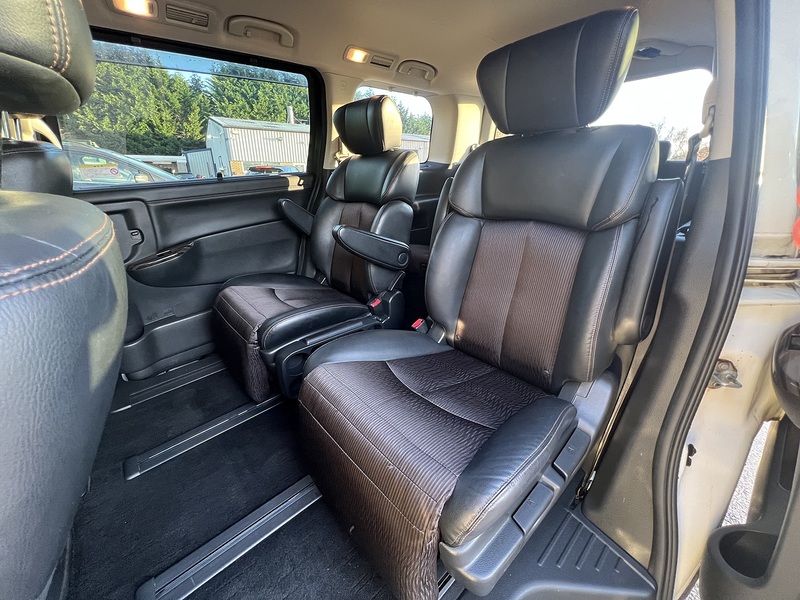 Nissan Elgrand 350 Highway Star - U11472