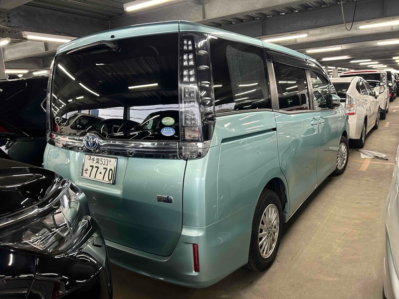 Toyota Voxy Hybrid V - U11482