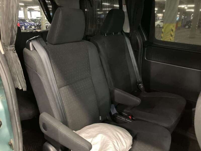 Toyota Voxy Hybrid V - U11482