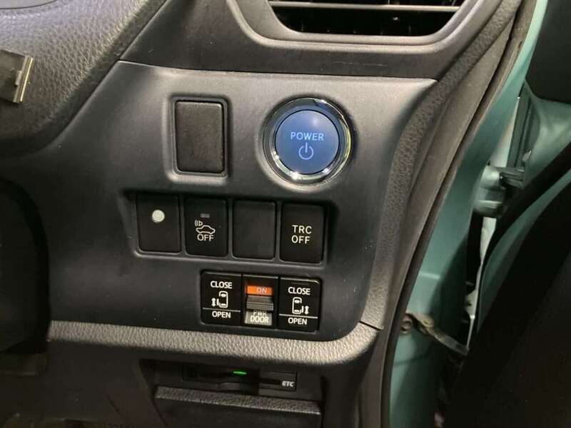 Toyota Voxy Hybrid V - U11482