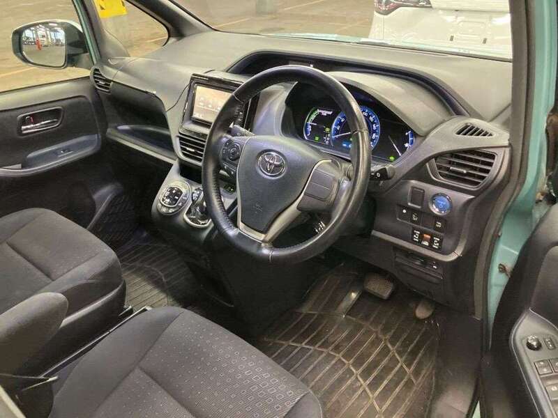Toyota Voxy Hybrid V - U11482