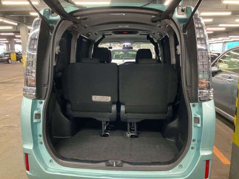 Toyota Voxy Hybrid V - U11482