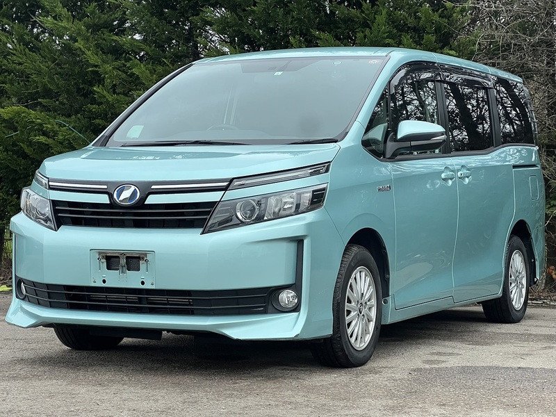 Toyota Voxy Hybrid V - U11482