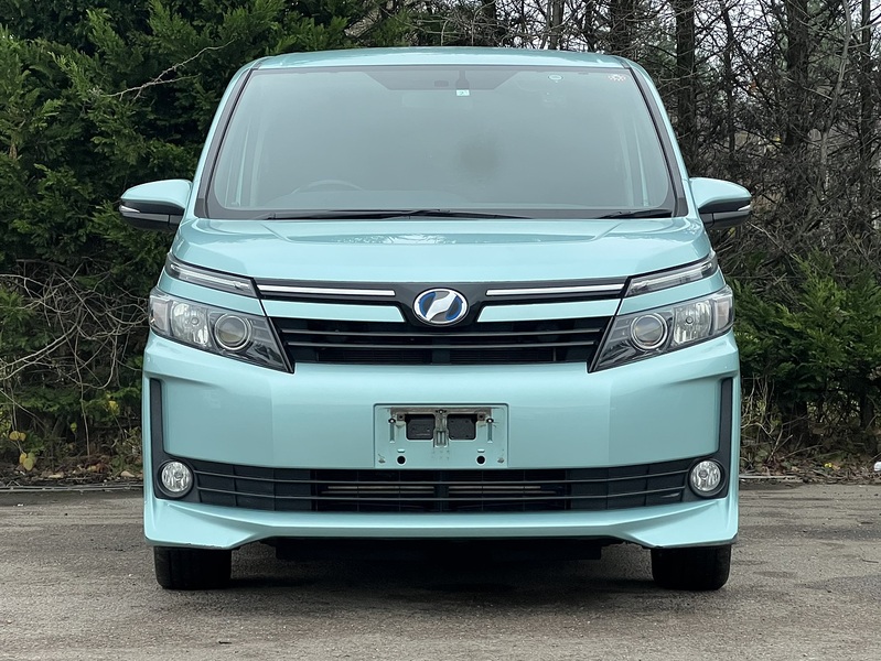 Toyota Voxy Hybrid V - U11482