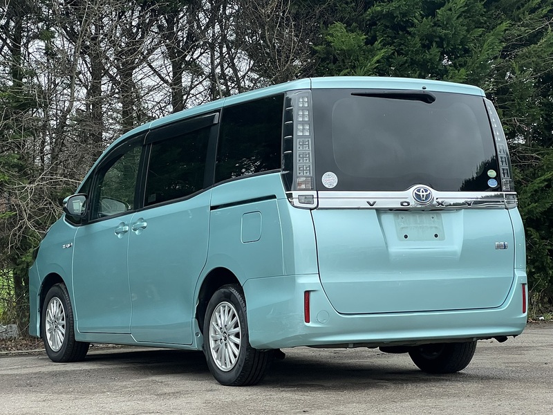 Toyota Voxy Hybrid V - U11482