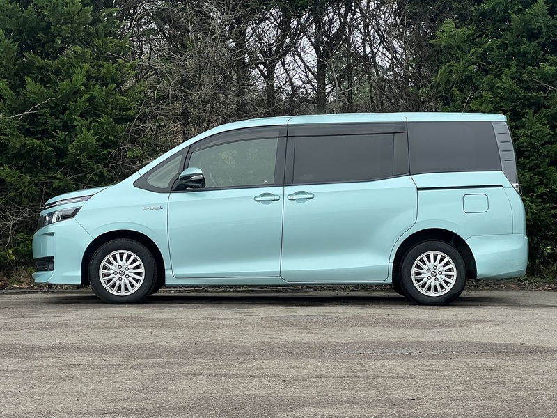 Toyota Voxy Hybrid V - U11482