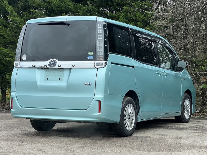 Toyota Voxy Hybrid V - U11482