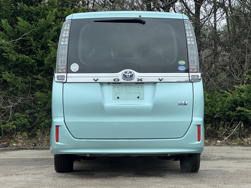 Toyota Voxy Hybrid V - U11482