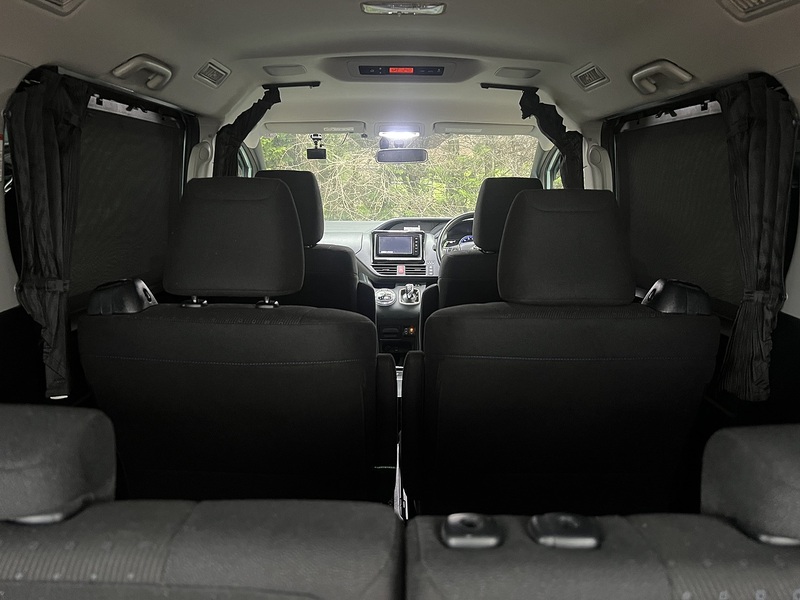 Toyota Voxy Hybrid V - U11482