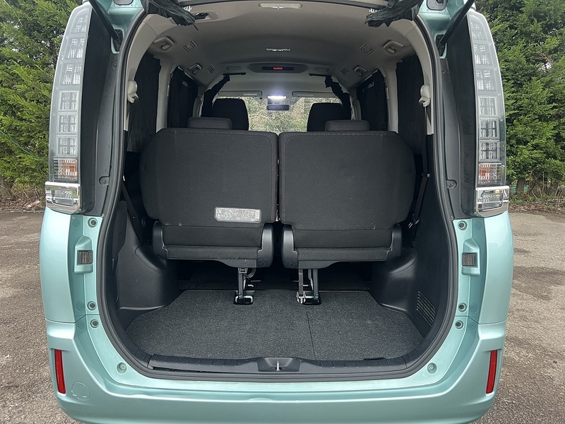 Toyota Voxy Hybrid V - U11482