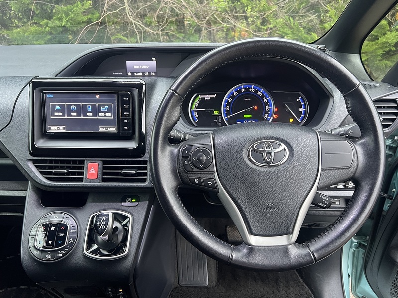 Toyota Voxy Hybrid V - U11482