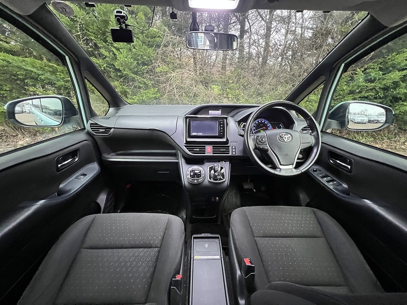 Toyota Voxy Hybrid V - U11482
