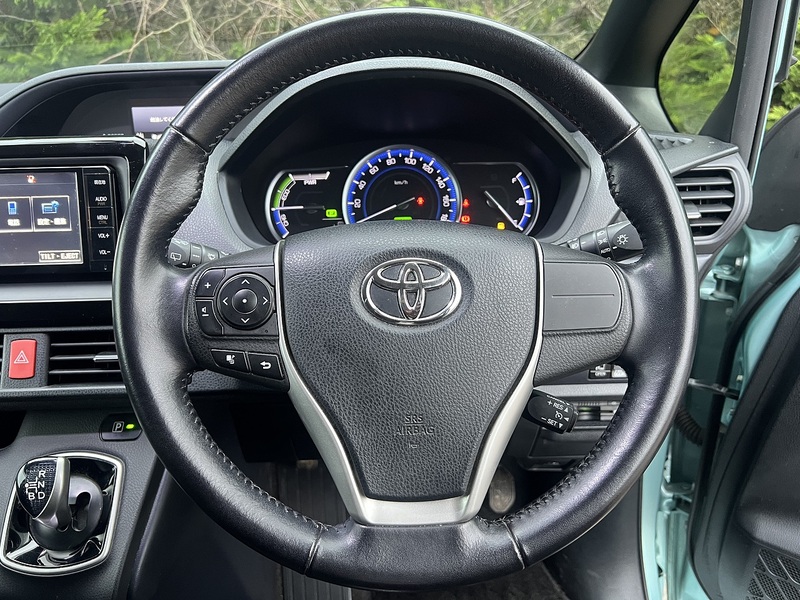 Toyota Voxy Hybrid V - U11482