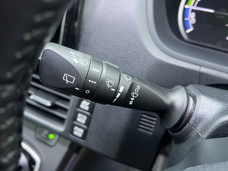 Toyota Voxy Hybrid V - U11482