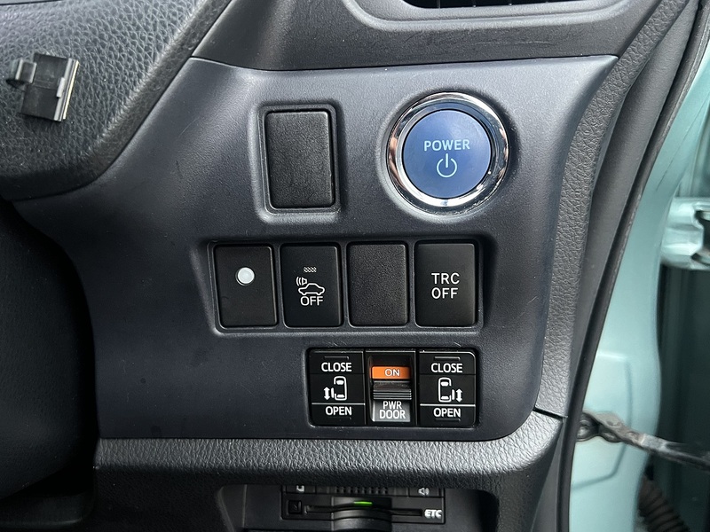 Toyota Voxy Hybrid V - U11482
