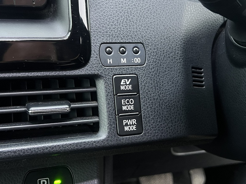 Toyota Voxy Hybrid V - U11482