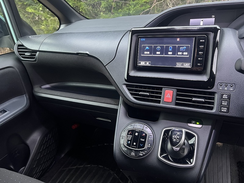 Toyota Voxy Hybrid V - U11482