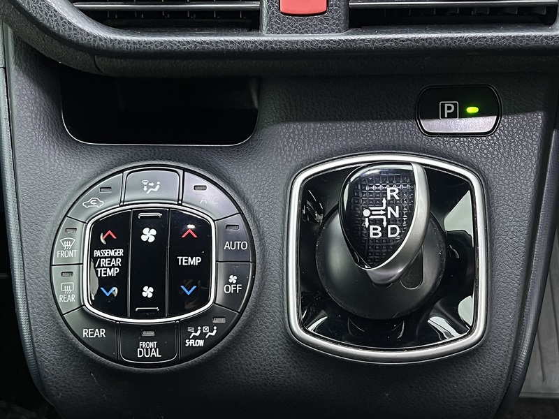 Toyota Voxy Hybrid V - U11482