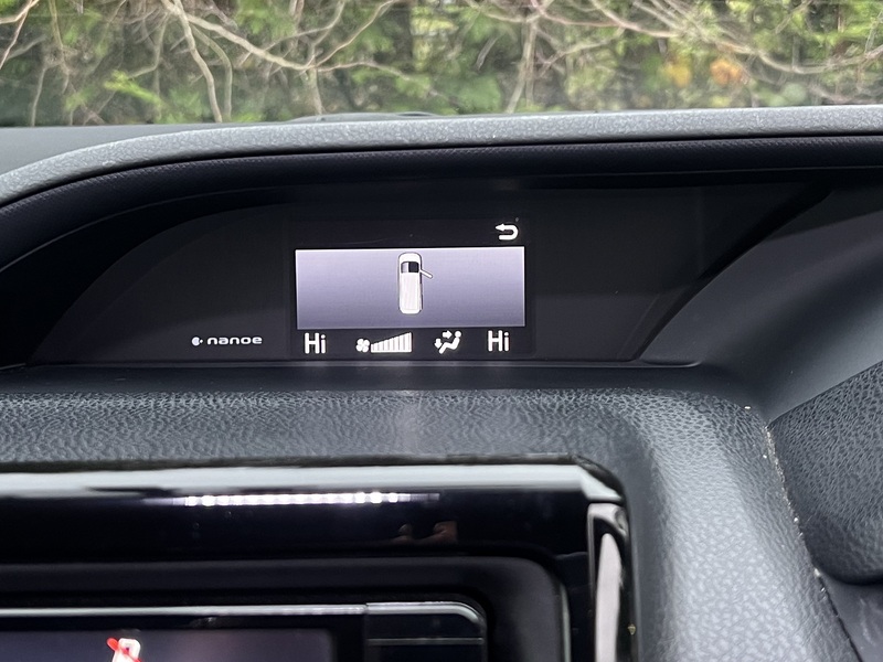 Toyota Voxy Hybrid V - U11482