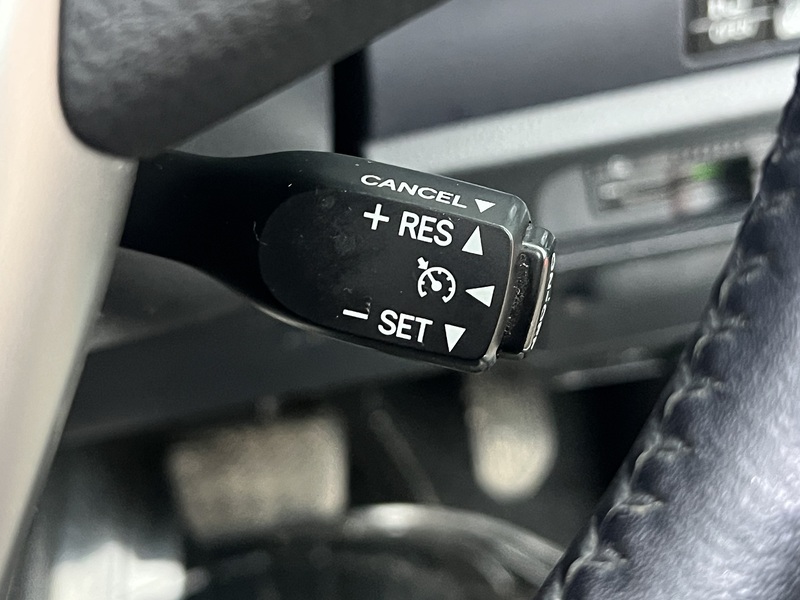 Toyota Voxy Hybrid V - U11482