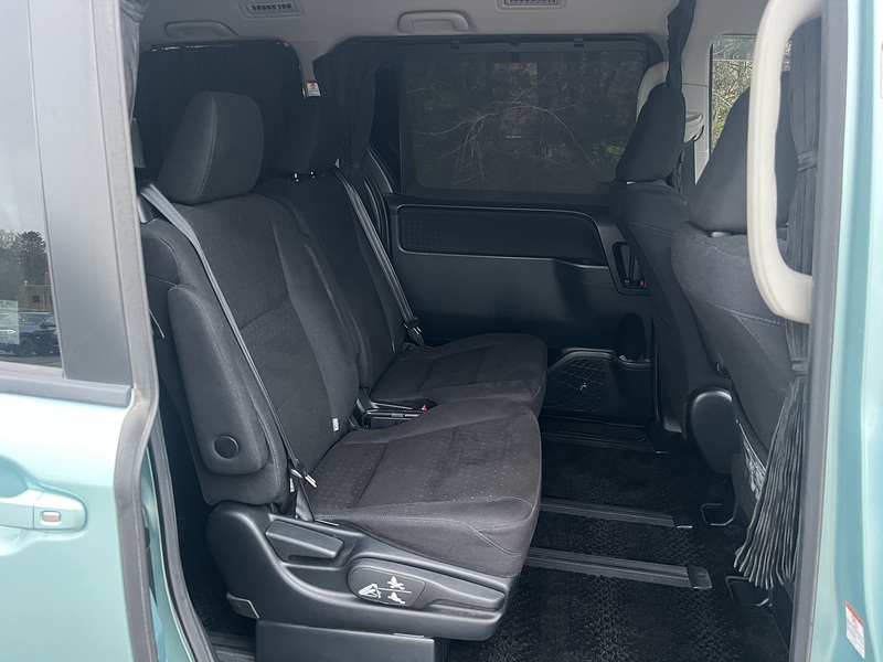 Toyota Voxy Hybrid V - U11482