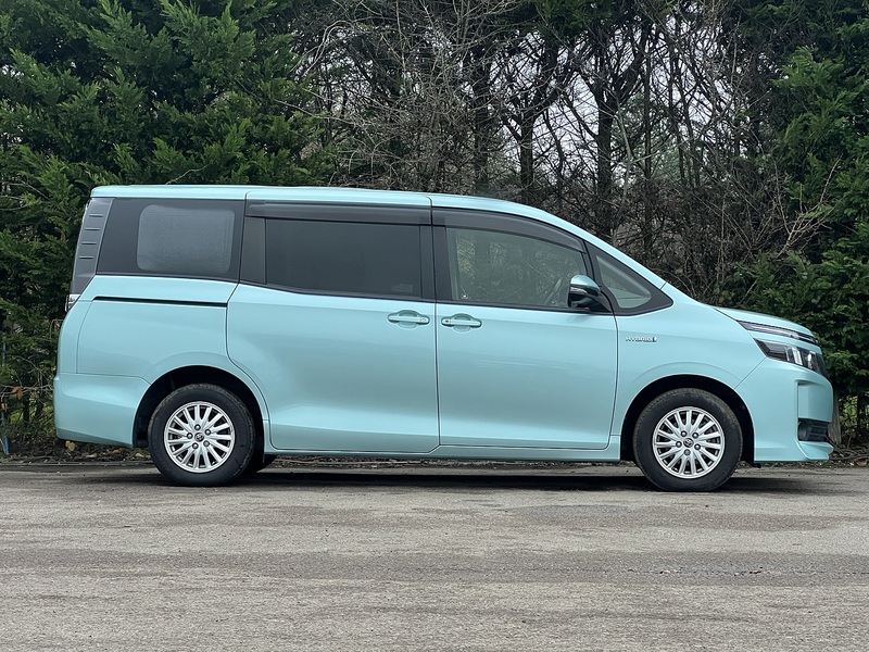 Toyota Voxy Hybrid V - U11482