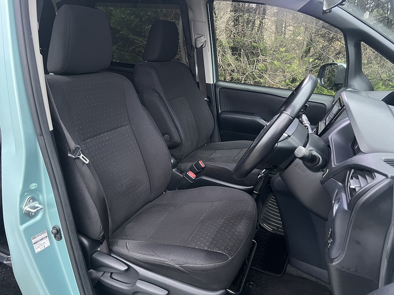 Toyota Voxy Hybrid V - U11482