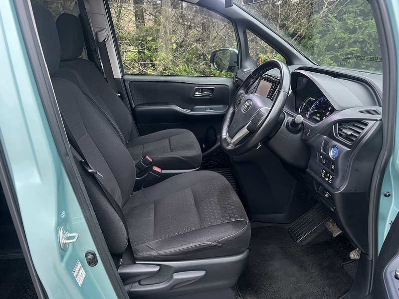 Toyota Voxy Hybrid V - U11482