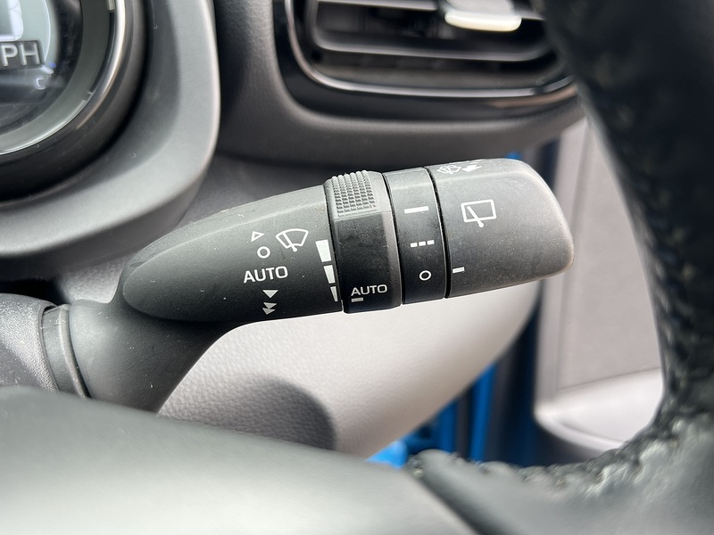 Toyota Yaris Hybrid Z - U11492