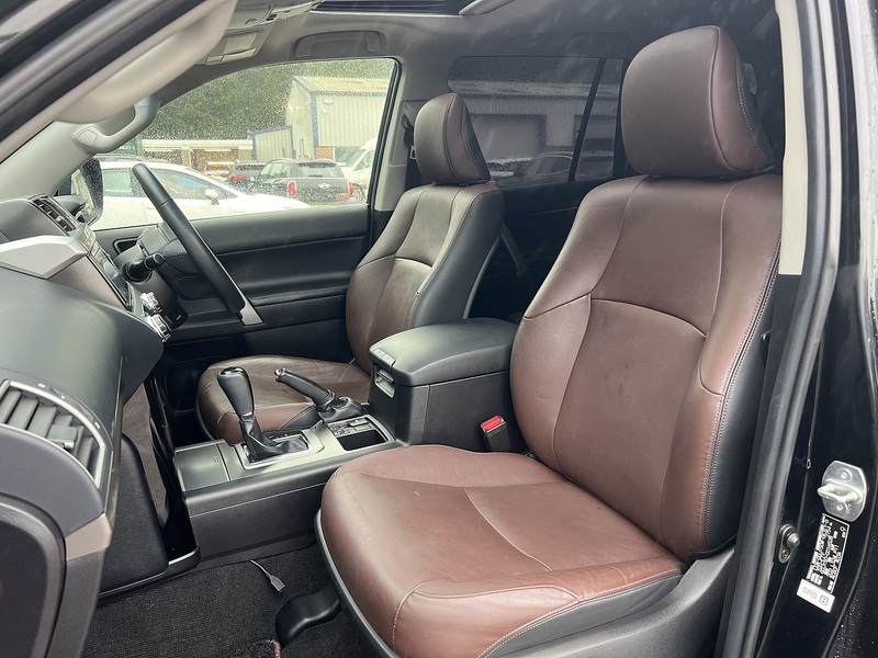 Toyota Land Cruiser Invincible D-4D - U11553