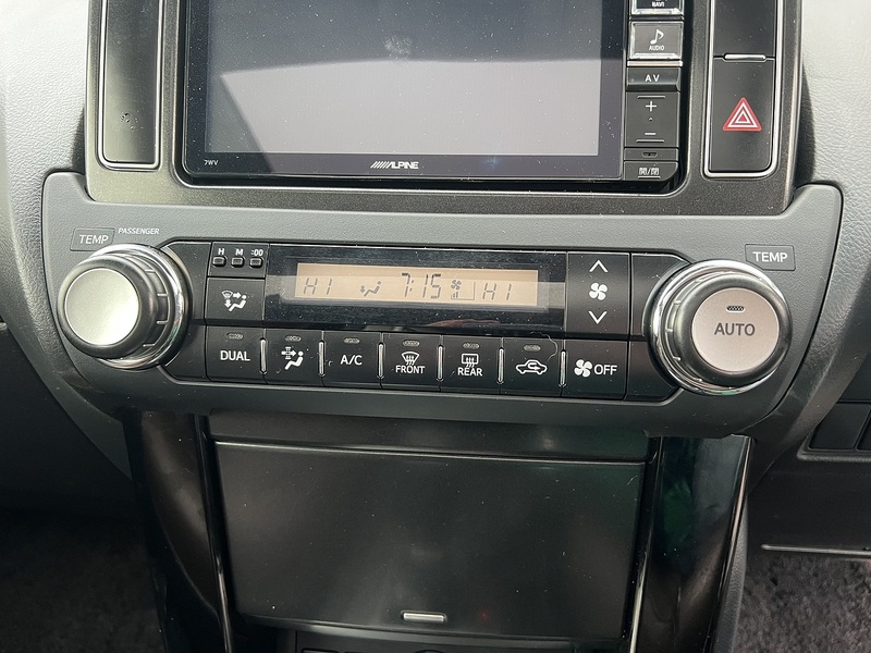 Toyota Land Cruiser Invincible D-4D - U11553