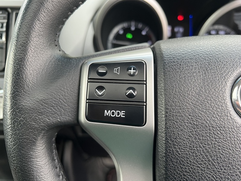 Toyota Land Cruiser Invincible D-4D - U11553