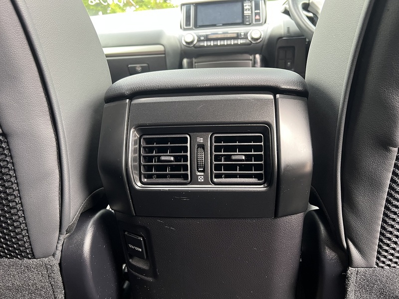 Toyota Land Cruiser Invincible D-4D - U11553