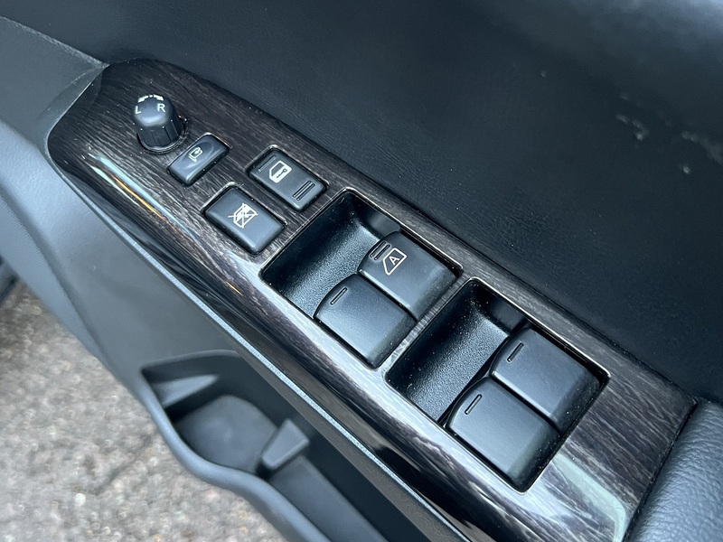 Nissan Elgrand 250 Highway Star Urvan Crom - U11566