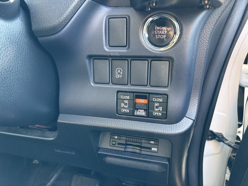 Toyota Voxy ZS Modellista Aero - U11578